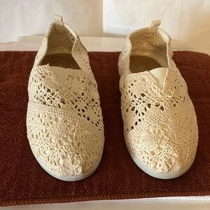 ETC Love Women’s Oatmeal Crochet Sz M (7/8) Slip on Canvas Shoes
